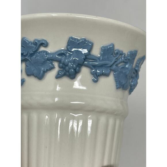 Wedgwood of Etruria & Barlaston Queensware English Grape leaf Vase - Picture 7 of 9